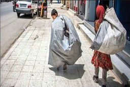 زباله، کرونا و یک لقمه نان/ کودک زباله گرد: «رئیسم گفته فقط معتاد‌ها کرونا می‌گیرن!»