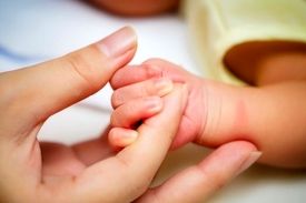 مادران کرونایی به نوزادان‌شان شیر بدهند؟
