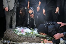 پیکر پیام صابری تشییع شد/ وداع زودهنگام پدری جوان با پسرش + عکس