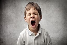چگونه با کودک کج خلق و عصبانی ام برخورد کنم؟