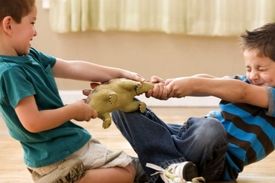 چه واکنشی در مواجهه با دعوای کودکان نشان دهیم؟