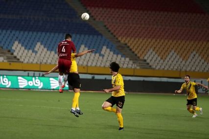 کورس آسیاییها و فانوس بهدستان داغ ماند