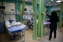 وزارت بهداشت: تعداد افراد سالمندی که به کرونا آلوده می‌شوند، زیاد شده / چرا در هواپیما، مترو و اتوبوس هیچ رعایتی نمی‌شود؟