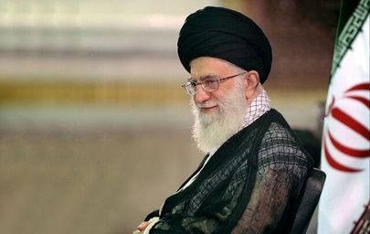 تصویر نماز رهبر انقلاب بر پیکر آیت الله مصباح یزدی