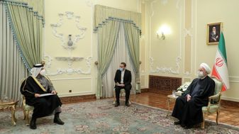 روحانی در دیدار وزیر خارجه قطر: همچنان بر طرح ابتکار صلح هرمز پایبند هستیم؛ کشورهای منطقه باید برای سرنوشت خود تصمیم بگیرند / هر زمانی که آمریکا تحریم ها را لغو و به قانون بازگردد، بلافاصله ایران هم به همه تعهدات خود برمی گردد