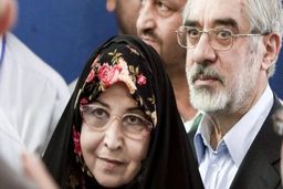 میرحسین موسوی و زهرا رهنورد واکسن کرونا زدند