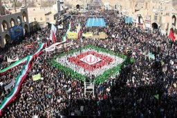 پخت و توزیع کیک ۴۰ متری به مناسبت ۴۰ سالگی انقلاب اسلامی + تصاویر