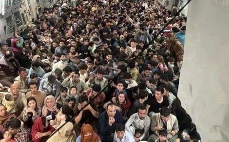 تصویری از سرنشینان هواپیمای آمریکایی بعد از خروج از فرودگاه کابل!