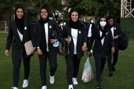 وزارت ورزش: مجوز این پوشش را به زنان فوتبالیست نداده بودیم، باید مانتو، شلوار و مقنعه بپوشند