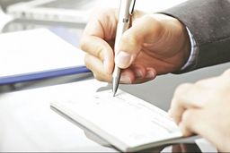 قانون جدید چک روی میز رئیس بانک مرکزی؛ کسبه ناراضی و نواقص پابرجا!