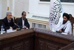 دیدار کاظمی قمی با ملابرادر؛ قدردانی مقام طالبان از میزبانی پناهجویان افغان توسط ایران