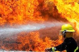 آتش سوزی در یکی از مجتمع های نزدیک به راه آهن تهران