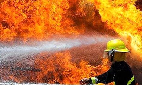 آتش سوزی در یکی از مجتمع های نزدیک به راه آهن تهران