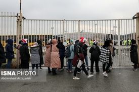 زنان هوادار مقابل درب ورزشگاه آزادی: مرد سالار نباشید!