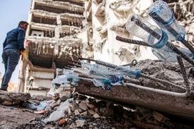 ۷ نفر همچنان زیر آوار مدفون هستند