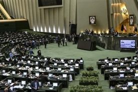 وزارت اطلاعات و سازمان اطلاعات سپاه با طراحان و مجریان تخریب مجلس برخورد کنند