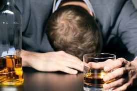 تعدادقربانیان مشروبات الکلی دست ساز بندر عباس به ۱۳ نفررسید/۴نفرمشکل بینایی دارند