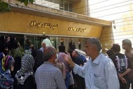 تصاویر تجمع مال‌ باختگان صندوق امانات بانک ملی؛ اموالمان را برگردانید