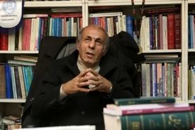 خرمشاهی، حقوقدان: وقتی مامور پلیس (حالا چه طرفدار آقای جلیلی باشد یا نباشد اصلا مهم نیست،) به سمت طرفداران دکتر پزشکیان هجوم می‌آرود و حمله می‌کند، تخلف است و مستحق برخورد قانونی است.