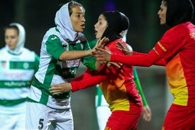توضیح بازیکن جنجالی فوتبال بانوان درباره عکس درگیری زنان + فیلم