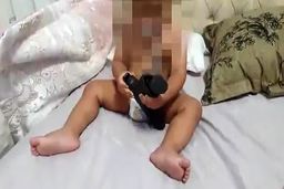 تفریح خطرناک پسر خردسال با اسلحه آماده شلیک! + فیلم