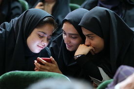 با استناد بر نتایج پژوهش‌ها اعلام شد دختران بیش از پسران بدنبال دوست‌یابی در فضای مجازی