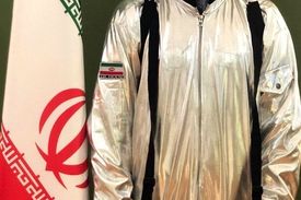 عذرخواهی آذری جهرمی برای انتشار تصویر لباس فضانوردی